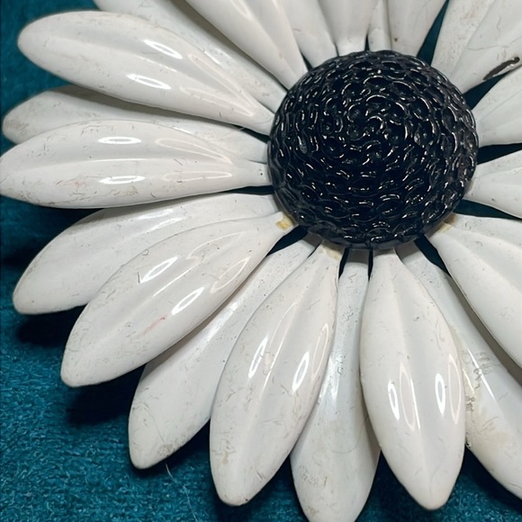 Vintage Enamel White Daisy Flower Brooch - Picture 4 of 7